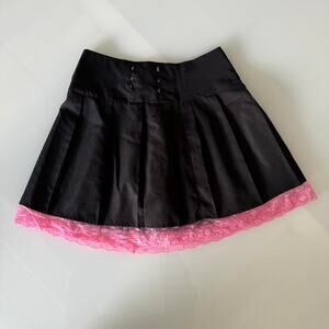 Black pleated skirt